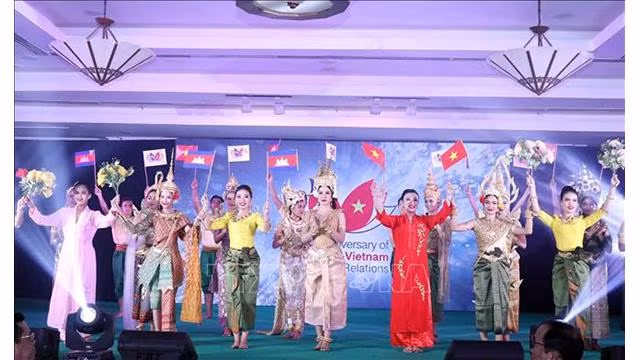 Spectacle de danse faisant l'éloge de la solidarité Vietnam - Cambodge. Photo : Journal Thoidai Spectacle de danse faisant l'éloge de la solidarité Vietnam - Cambodge. Photo : Journal Thoidai
