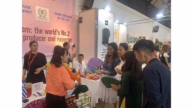 Le stand du Vietnam est toujours apprécié par de nombreux visiteurs. Photo: baoquocte.vn