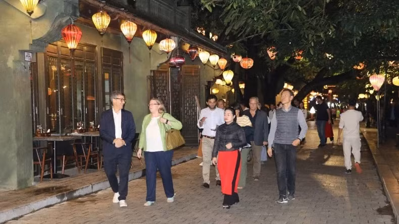 La délégation de l’UNESCO visite la vieille ville de Hoa Lu (Ninh Binh) ảnh 2