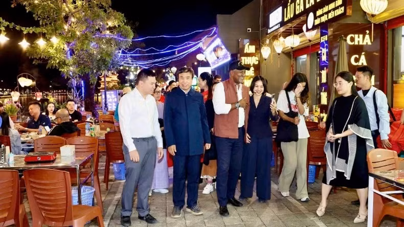 La délégation de l’UNESCO visite la vieille ville de Hoa Lu (Ninh Binh) ảnh 5