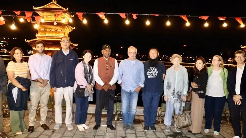 La délégation de l’UNESCO visite la vieille ville de Hoa Lu (Ninh Binh) ảnh 7