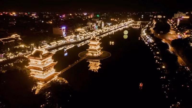 La délégation de l’UNESCO visite la vieille ville de Hoa Lu (Ninh Binh) ảnh 1