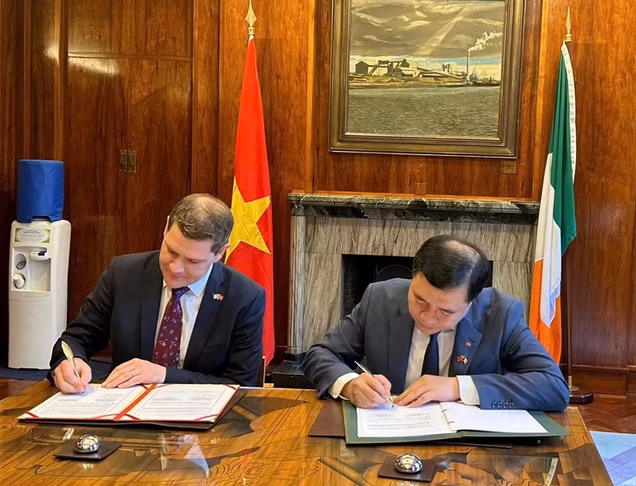 Nguyen Sinh Nhat Tan et Peter Burke ont signé le protocole d’accord sur la coopération économique et commerciale entre les deux ministères. Photo : congthuong