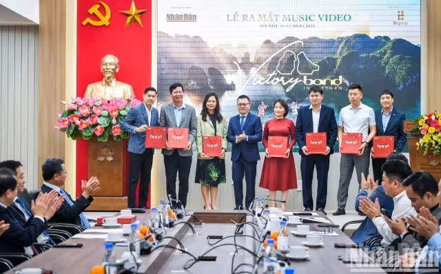 Le comité d’organisation a offert le clip « Victory – Bond in Vietnam » aux autorités de la province de Quang Ninh, aux grands groupes hôteliers et touristiques, aux compagnies aériennes et aux chaînes de télévision. Photo : nhandan.vn