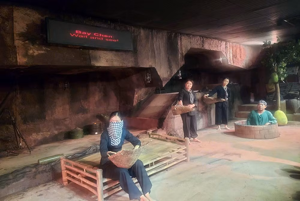 « Terre d’acier » n'est pas seulement une œuvre artistique, mais aussi un produit touristique à valeur historique. Photo : LQD. « Terre d’acier » n'est pas seulement une œuvre artistique, mais aussi un produit touristique à valeur historique. Photo : LQD.