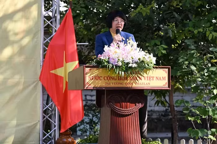 La secrétaire générale adjointe de l’Assemblée nationale de Thaïlande, Steejit Taipiboonsuk, qui est également présidente de la Chambre de Commerce de Thaïlande et présidente de l’Association d’amitié Thaïlande-Vietnam, s'exprime lors de l'événement. Photo : baoquocte.vn