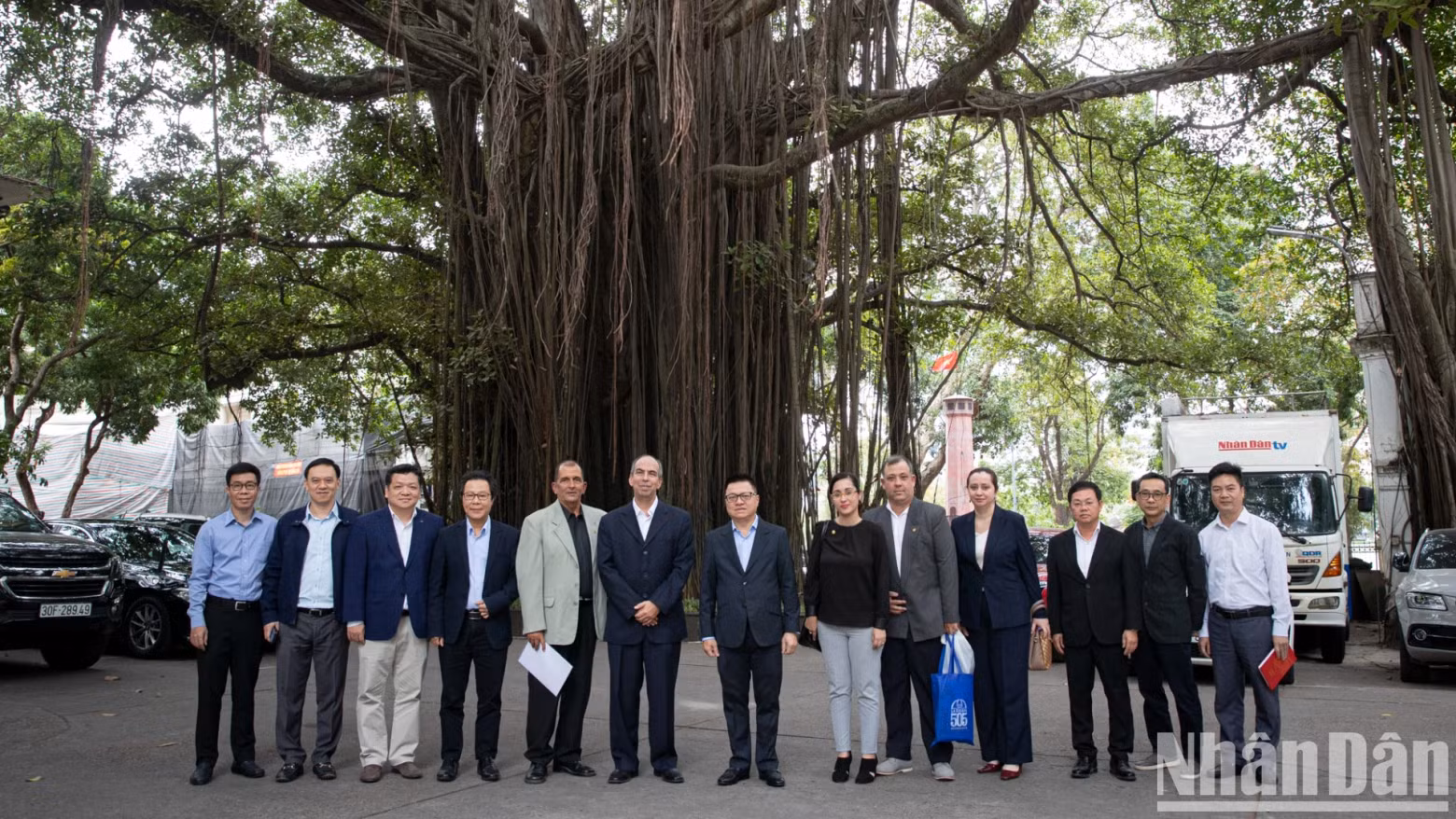 Les délégués posent pour une photo souvenir sous le banian de Hàng Trông dans l'enceinte du journal Nhân Dân.)
