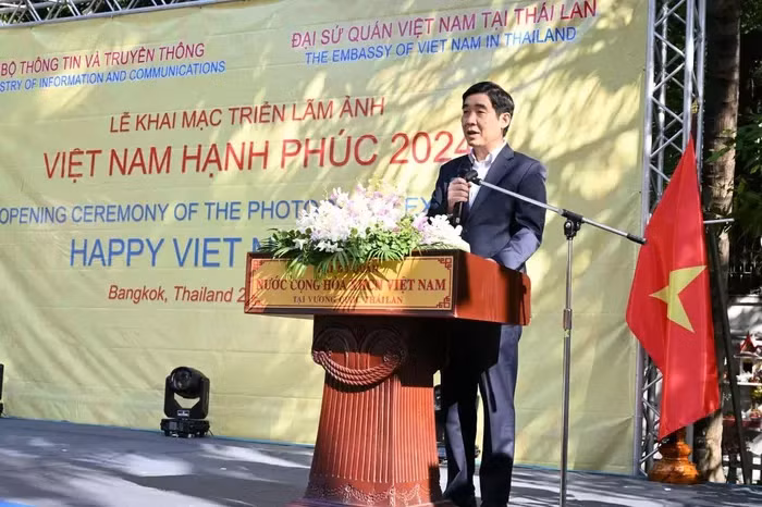 L'ambassadeur du Vietnam en Thaïlande, Pham Viêt Hùng, s'exprime lors de l'exposition. Photo : baoquocte.vn