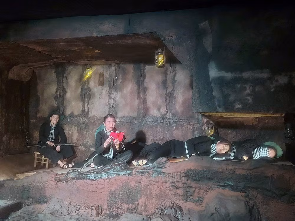 Le programme met en lumière la vie, les combats et les sacrifices des personnes simples et modestes de la terre de Cu Chi, tout en reflétant l'esprit héroïque et résilient des habitants et des soldats locaux. Photo : LQD. Le programme met en lumière la vie, les combats et les sacrifices des personnes simples et modestes de la terre de Cu Chi, tout en reflétant l'esprit héroïque et résilient des habitants et des soldats locaux. Photo : LQD.