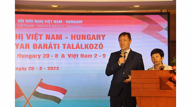 L'ambassadeur de Hongrie au Vietnam, Tibor Baloghdi, s'exprime lors de l'événement. Photo : thoidai.com.vn