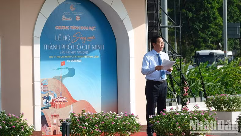 Le président du Comité populaire municipale de Hô Chi Minh-Ville, Phan Van Mai, s'exprime lors de la cérémonie d’ouverture du premier Festival fluvial de Hô Chi Minh-Ville. Photo : NDEL.