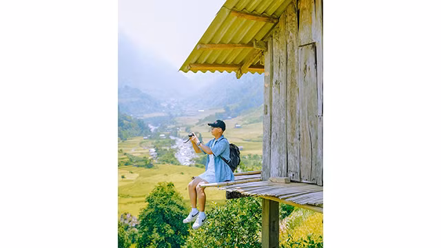 Assis en hauteur, ils admirent la beauté des champs. Photo : NGOC LAM