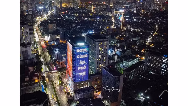 Pour accueillir Rosé au Vietnam, les fans de la chanteuse ont diffusé des publicités avec le message : « Mangeons du “phở” ensemble » sur l’écran LED du building TNR Tower, face aux principales routes, à savoir Chùa Lang, Kim Ma et Nguyên Chi Thanh à Hanoi. Photo : thoidai.com.vn