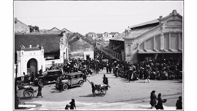 L’animation du marché de Dông Xuân (arrondissement de Hoàn Kiêm, Hanoi) au début du XXe siècle. Photo : danviet.vn