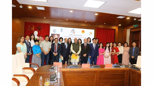 Le président du Conseil indien pour les relations culturelles, Vinay Sahasrabuddhe (au centre) et les délégués au symposium « Vietnam - Inde : se connecter par la culture ». Photo : baoquocte.vn