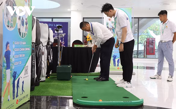 L’espace d’exposition des produits de golf situé au 1er étage du parc de l'APEC de Dà Nang. Photo : VOV.