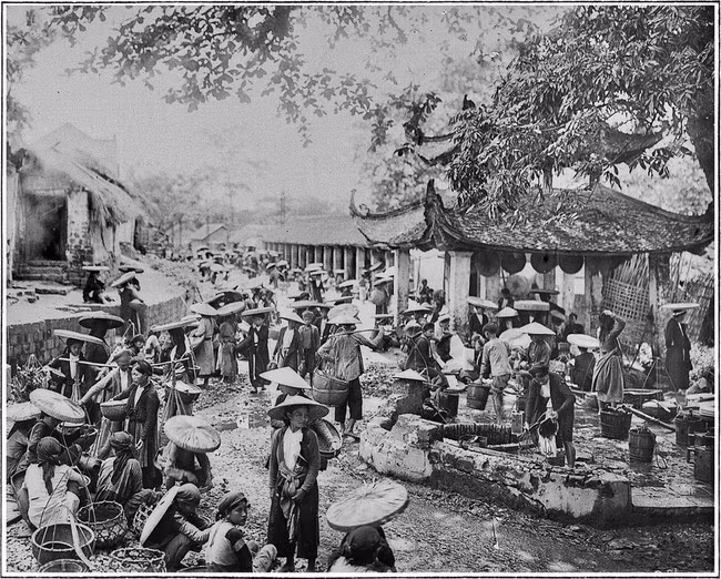 De nombreux vendeurs et acheteurs lors d’une réunion de marché Buoi (dans l'arrondissement de Ba Dinh, capitale Hanoi. Photo : danviet.vn