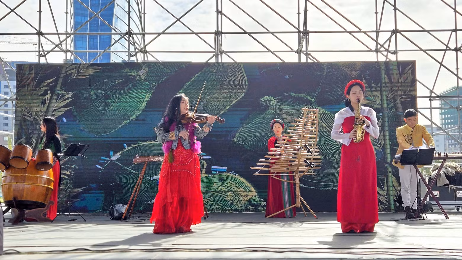 L’artiste violoniste Trinh Minh Hiên se produisant lors de la Journée de la culture vietnamienne en Mongolie en 2024.