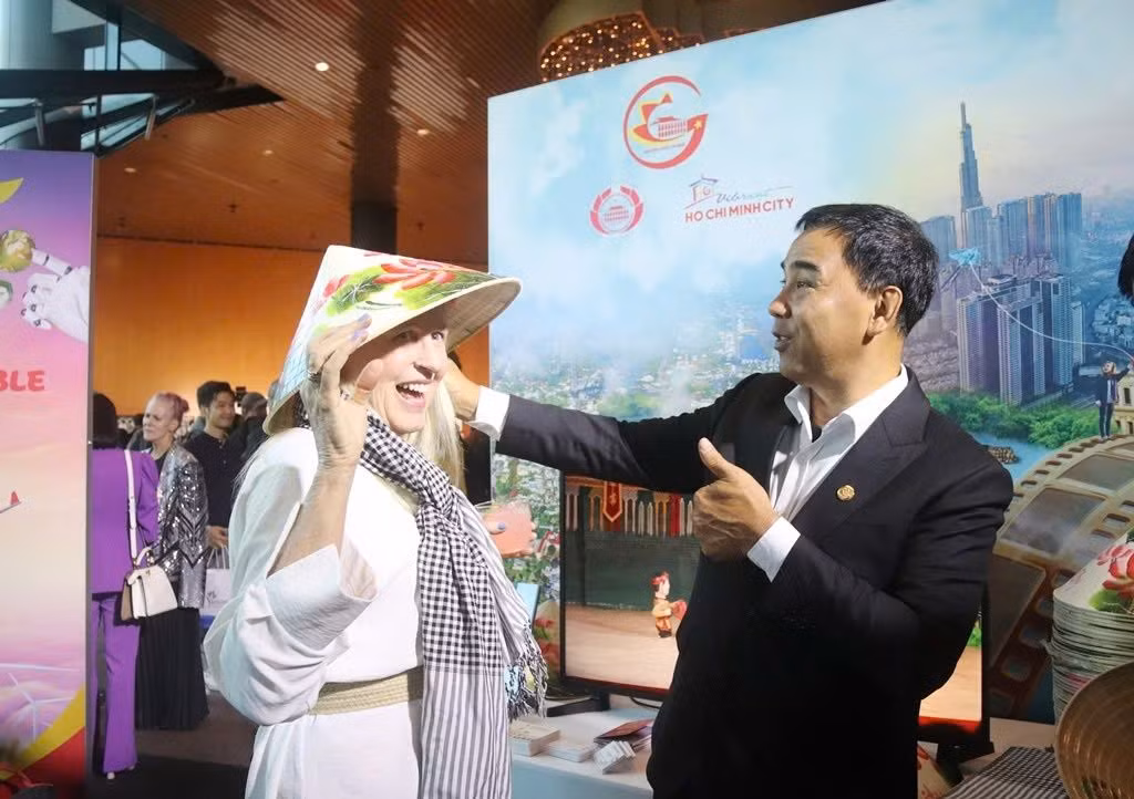 L’acteur Quyên Linh présentant le nón lá vietnamien (chapeau conique) lors d’un événement de promotion du cinéma et du tourisme aux États-Unis.