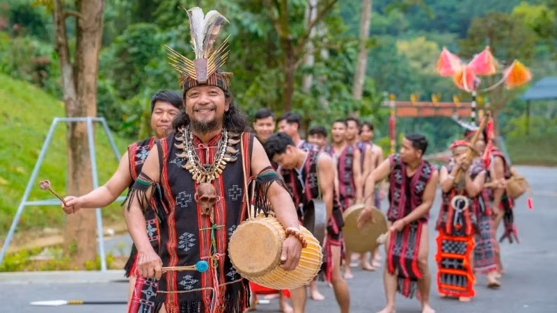 Les Co Tu à Dông Giang (Quang Nam) lors d’une présentation de leurs costumes et instruments traditionnels. Les Co Tu à Dông Giang (Quang Nam) lors d’une présentation de leurs costumes et instruments traditionnels.