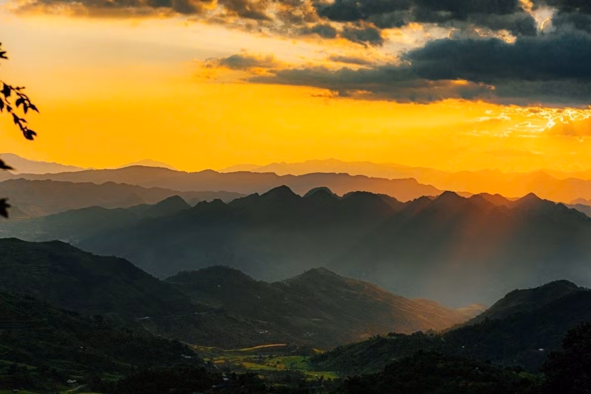 Vue du coucher de soleil coloré à Sin Suôi Hô. Photo : VOV.