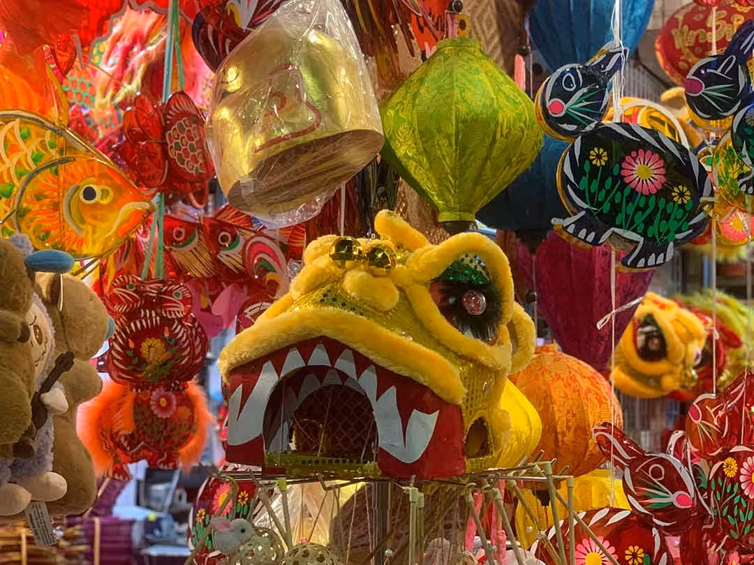 Une grande variété de masques traditionnels en papier mâché sont également en vente, le garçon de la lune, le lapin de jade et le buffle, entre autres, et coûtent également de 30 000 à 300 000 dôngs. Photo : laodong.vn