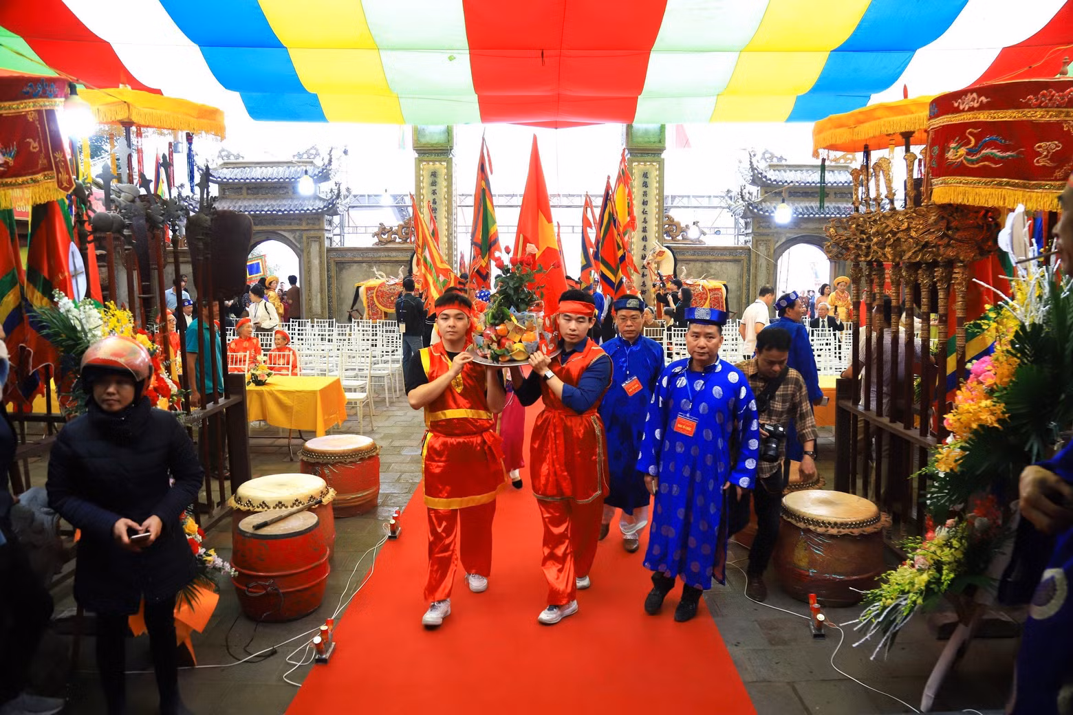 La procession de l’eau et la procession des tablettes ont débuté au temple de Bat Tràng et se sont poursuivis jusqu’à la maison communale de Bat Tràng, avec des drapeaux et des palanquins.