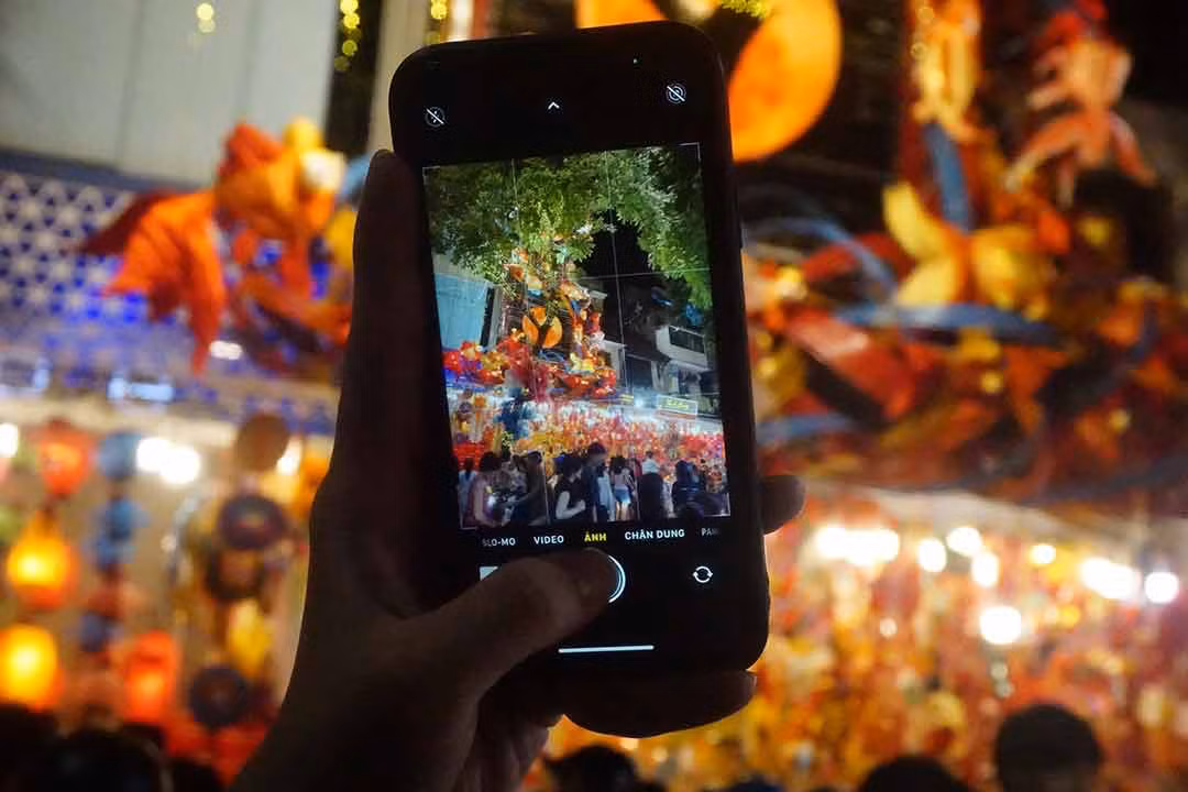 Un jeune prend la photo afin de garder des souvenirs mémorables. Photo : laodong.vn