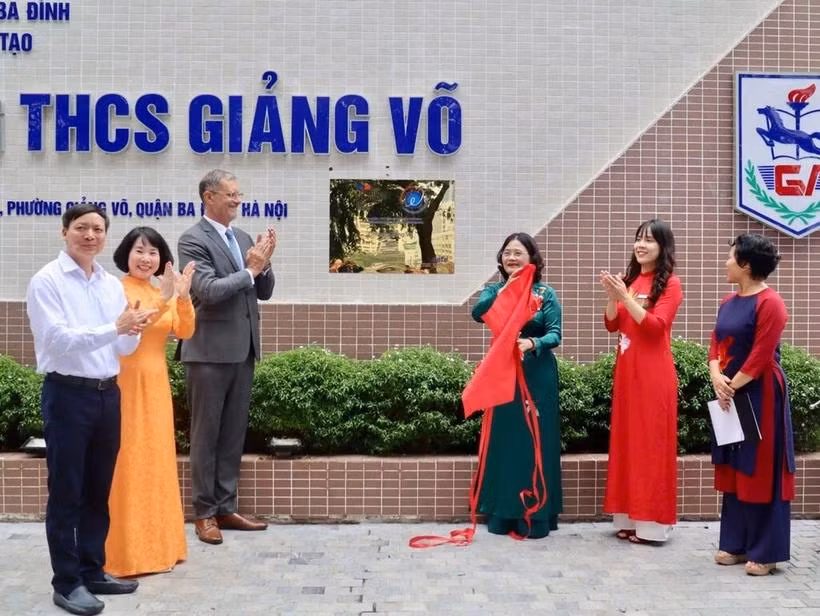 L'ambassadeur de France au Vietnam, Olivier Brochet (3e à gauche), et la directrice du collège Giang Vo, Tô Thi Hai Yên (3e à droite), ont coupé la bande d'inauguration de la plaque LabelFrancÉducation. Photo : CTV/CVN.