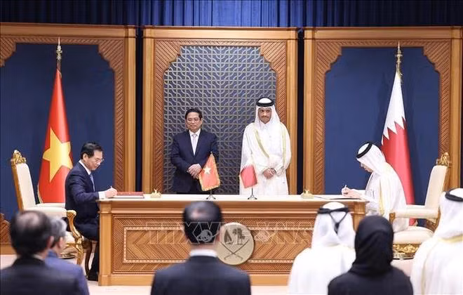 Pham Minh Chinh et Cheikh Mohammed ben Abderrahmane Al Thani ont assisté à la cérémonie de signature des documents de coopération entre les ministères, branches et agences des deux pays. Photo : VNA.