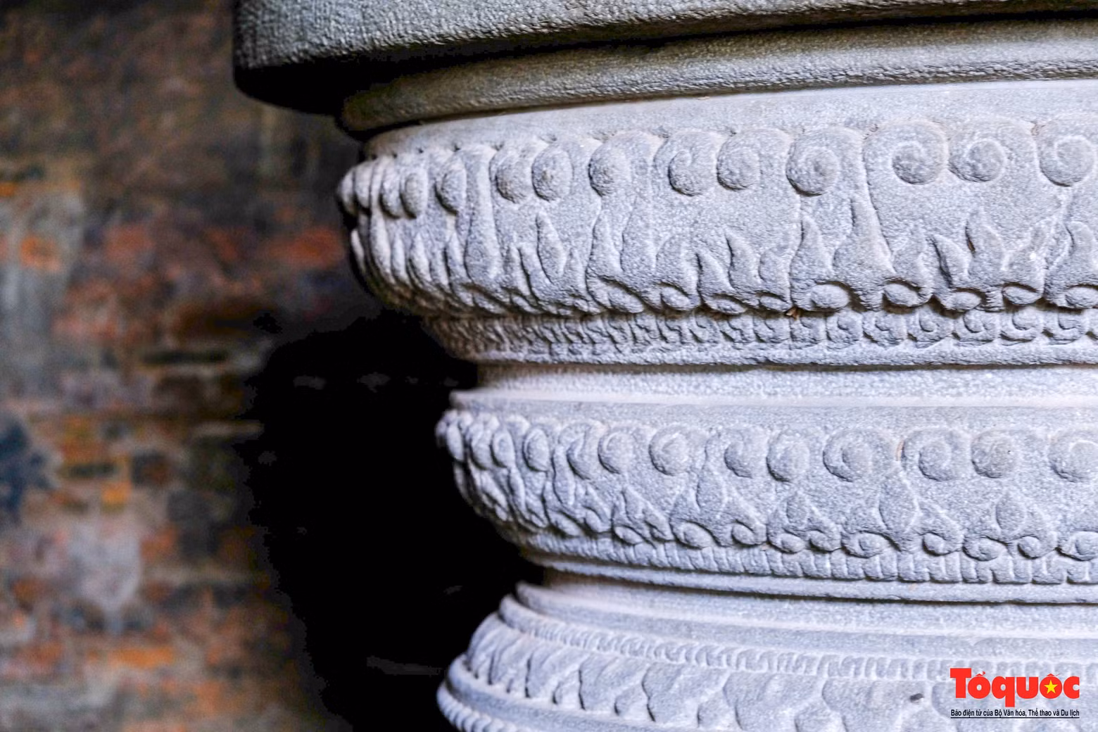 Cet ensemble d’idoles Linga-Yoni, sculpté dans du grès monolithique, possède une base carrée de 1,86 m de côté et une hauteur de 1,06 m. Il a été restauré à partir du prototype original d’après un dessin d’un chercheur français. Cet ensemble d’idoles Linga-Yoni, sculpté dans du grès monolithique, possède une base carrée de 1,86 m de côté et une hauteur de 1,06 m. Il a été restauré à partir du prototype original d’après un dessin d’un chercheur français.