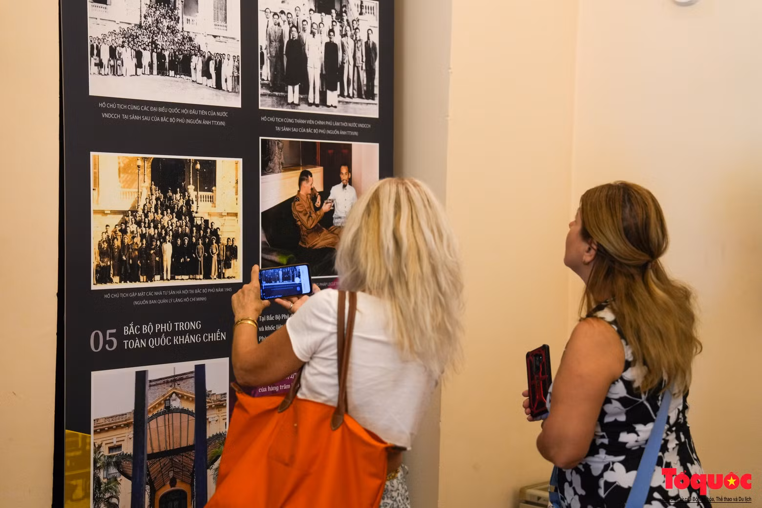 De nombreux touristes étrangers visitent cet endroit pour la première fois. « C’était une chance pour moi de venir au Vietnam à ce moment, j'ai pu visiter le Palais du Tonkin, l'Opéra de Hanoi, l'Université nationale et bien d'autres belles œuvres architecturales », a indiqué Sophia Du, touriste française. De nombreux touristes étrangers visitent cet endroit pour la première fois. « C’était une chance pour moi de venir au Vietnam à ce moment, j'ai pu visiter le Palais du Tonkin, l'Opéra de Hanoi, l'Université nationale et bien d'autres belles œuvres architecturales », a indiqué Sophia Du, touriste française.