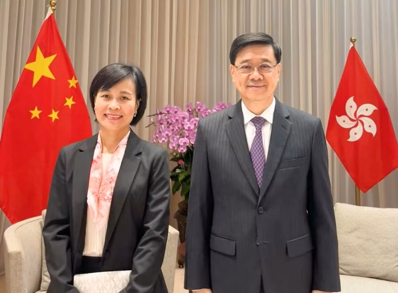 La consule générale vietnamienne à Hong Kong et Macao (Chine), Le Duc Hanh (à gauche) et le chef de l’exécutif de la région administrative spéciale de Hong Kong, Lee Ka-chiu. Photo : baoquocte.vn La consule générale vietnamienne à Hong Kong et Macao (Chine), Le Duc Hanh (à gauche) et le chef de l’exécutif de la région administrative spéciale de Hong Kong, Lee Ka-chiu. Photo : baoquocte.vn