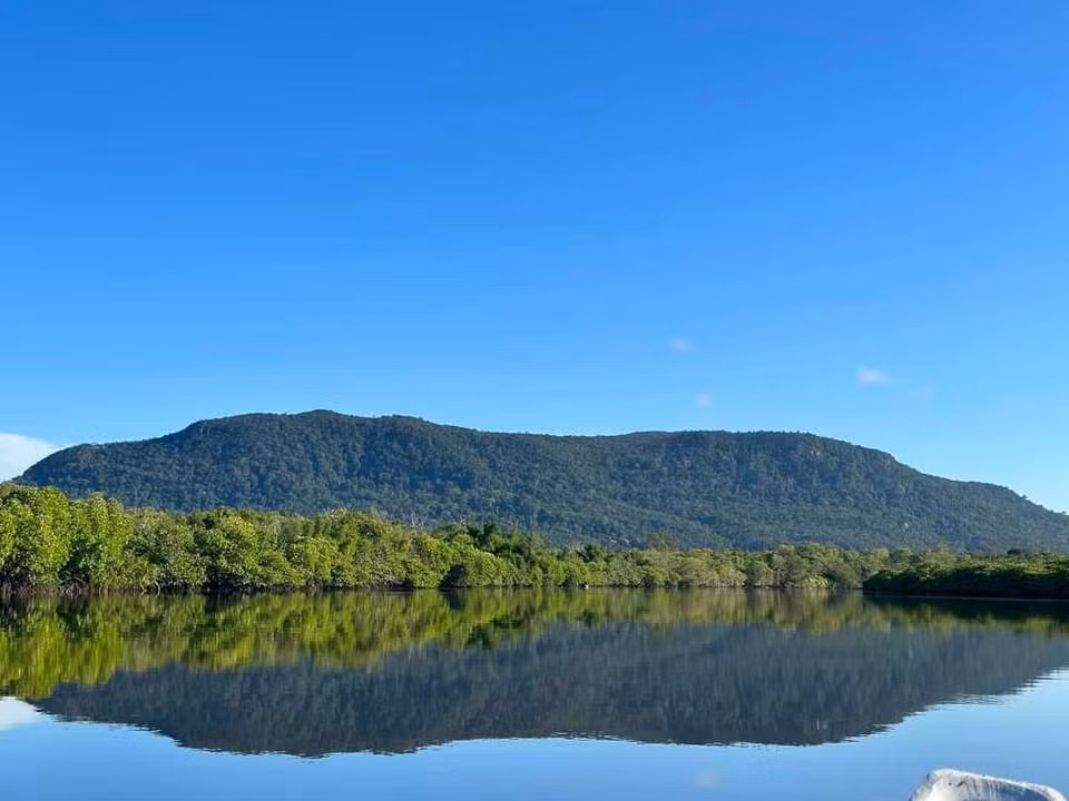 La rivière Rach Tràm est considérée comme la plus grande rivière de Phu Quôc, avec une longueur de 25 km, elle se divise en trois branches. Une branche provient de Bai Thom et les deux autres proviennent des forêts primaires. La rivière Rach Tràm est considérée comme la plus grande rivière de Phu Quôc, avec une longueur de 25 km, elle se divise en trois branches. Une branche provient de Bai Thom et les deux autres proviennent des forêts primaires.