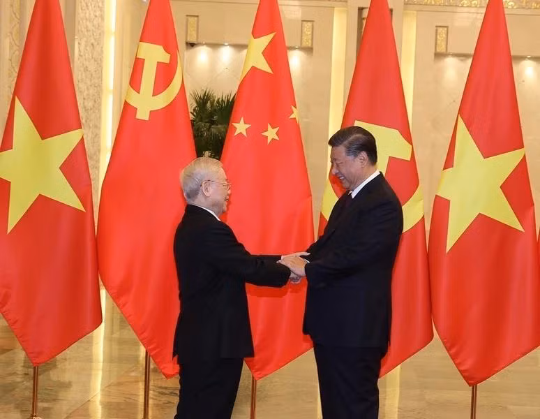 Le secrétaire général du Parti communiste chinois et président chinois, Xi Jinping (à droite) reçoit le secrétaire général du Part communiste du Vietnam, Nguyên Phu Trong, en visite d’Etat en Chine (Pékin 31 octobre 2022). Photo : VNA.