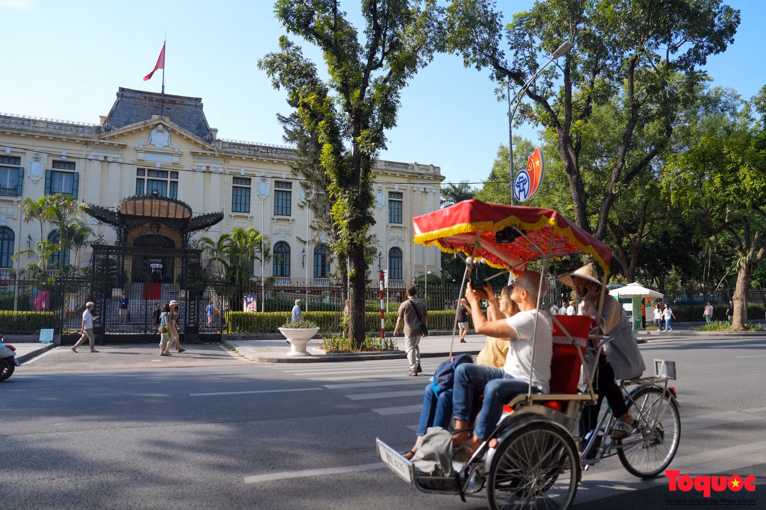 Un pavillon fait face au Palais du Tonkin, où le public peut admirer l'ensemble du bâtiment ainsi que prendre des photos souvenirs. Un pavillon fait face au Palais du Tonkin, où le public peut admirer l'ensemble du bâtiment ainsi que prendre des photos souvenirs.
