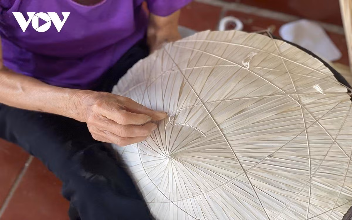 La fabrication de chapeaux coniques comporte 8 étapes, l'étape la plus difficile étant celle des aiguilles à coudre. Le talent des producteurs du village de Mao Cau réside dans le fait que les joints et les crochets lors de la couture sont cachés et qu'en regardant le chapeau, on ne peut voir que les points de manière uniforme.
