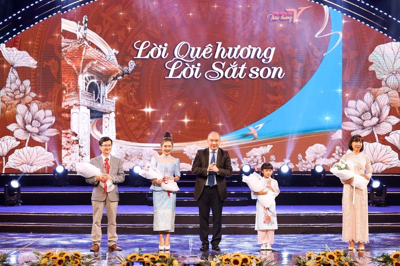 Lanny Phetnion (2e à droite) a remporté le titre d'ambassadeur de la langue vietnamienne à l'étranger en 2024. Photo : thoidai.com.vn