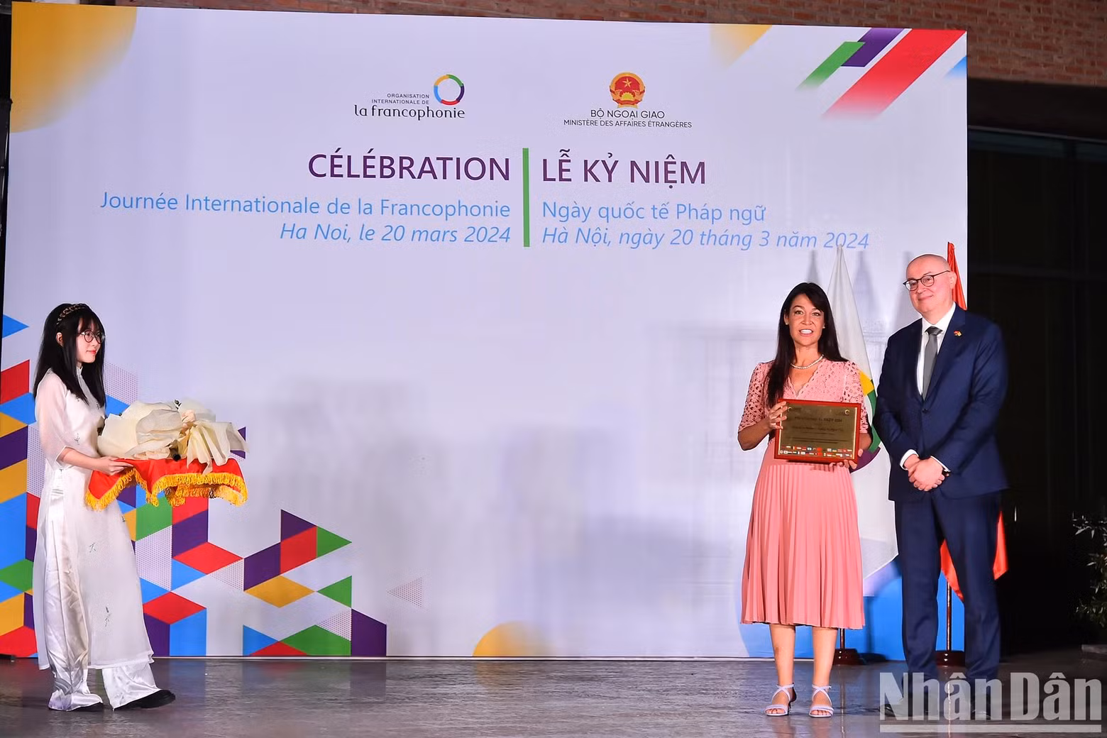 Pierre du Ville, chef de la délégation Wallonie-Bruxelles au Vietnam, président de GADIF remet le Prix d'honneur de GADIF à Aline Rebeaud.