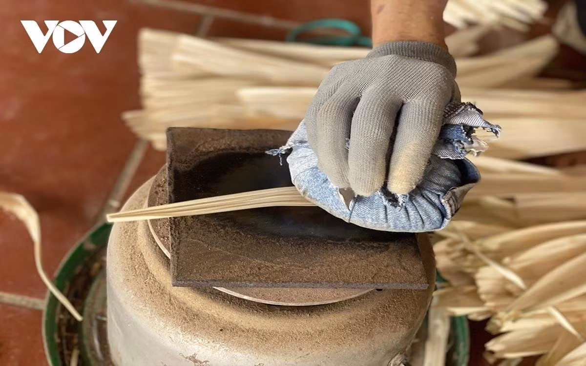 Les feuilles de latanier sont cultivées à Thanh Hoa. Elles doivent être séchées, pelées puis repassées. Lorsque les fabricants repassent les feuilles, ils doivent veiller à travailler rapidement afin que les feuilles ne brûlent pas.