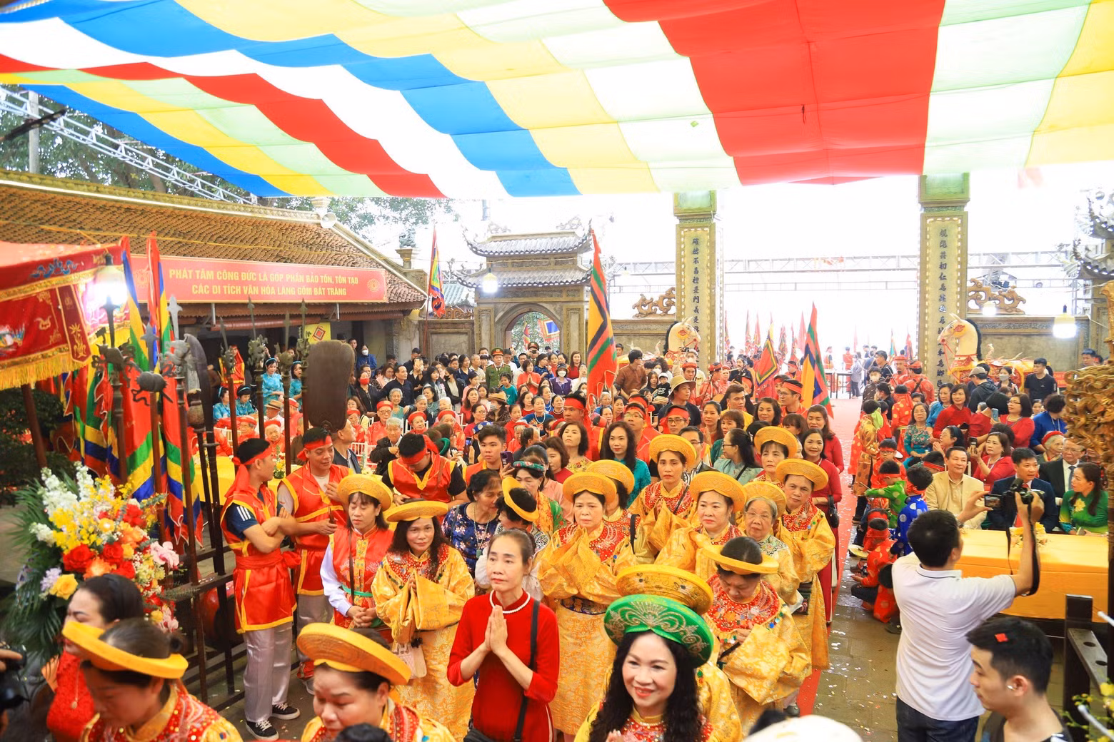 La fête célèbre l’héritage intemporel de l’artisanat et du patrimoine culturel vietnamiens avec des jeux uniques, des spectacles fascinants et des expositions artisanales, favorisant l’unité et la fierté.