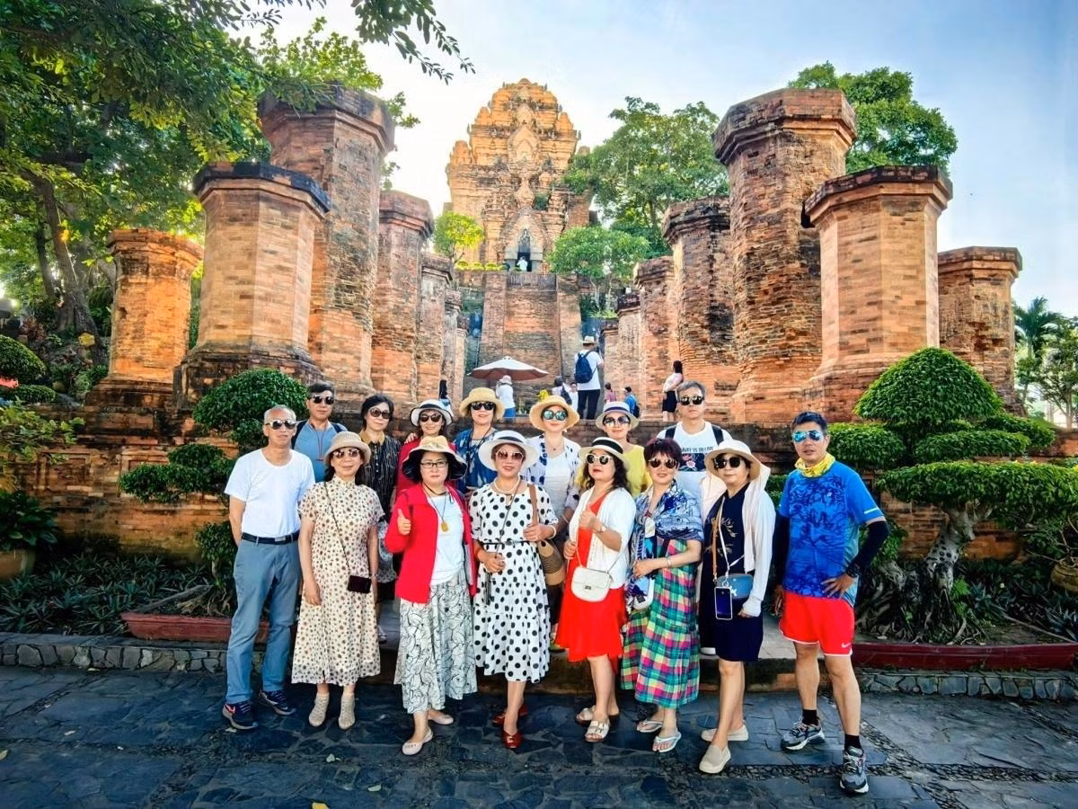Des touristes chinois en visite de la province de Khanh Hoa. Photo : VOV.