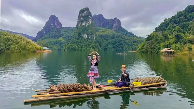 La zone centrale de la baie de Pa Khom abrite des maisons flottantes tranquilles où les visiteurs peuvent se détendre et participer à des activités nautiques. Photo : NDEL.