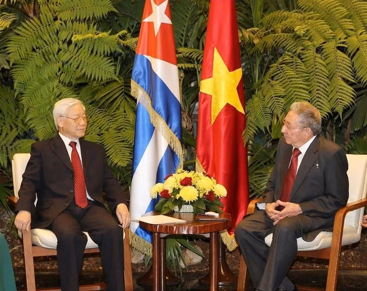 Le secrétaire général du Part communiste du Vietnam, Nguyên Phu Trong (à gauche), s’entretient avec le premier secrétaire du Comité centre du Parti communiste de Cuba, président du Conseil d’Etat du Conseil des ministres de Cuba, Raul Castro Ruz (La Havane, le 29 mars 2018). Photo : VNA.