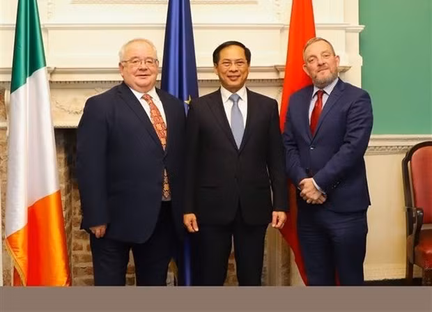 Le ministre Bùi Thanh Son a rencontré Cathaoirleach de Seanad Éireann (Président de la Chambre haute) Jerry Buttimer, et Ceann Comhairle du Dáil Éireann (Président de la Chambre basse) Seán Ó Fearghaíl. Photo : VNA.