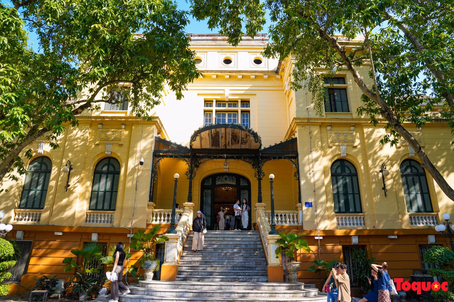 Le Palais du Tonkin est associé à des événements historiques tels que le soulèvement général d'août 1945, et c'est également là où le président Hô Chi Minh a vécu et travaillé après la Révolution d'août jusqu'à la libération de la capitale Hanoi, le 10 octobre 1954. Le Palais du Tonkin est associé à des événements historiques tels que le soulèvement général d'août 1945, et c'est également là où le président Hô Chi Minh a vécu et travaillé après la Révolution d'août jusqu'à la libération de la capitale Hanoi, le 10 octobre 1954.