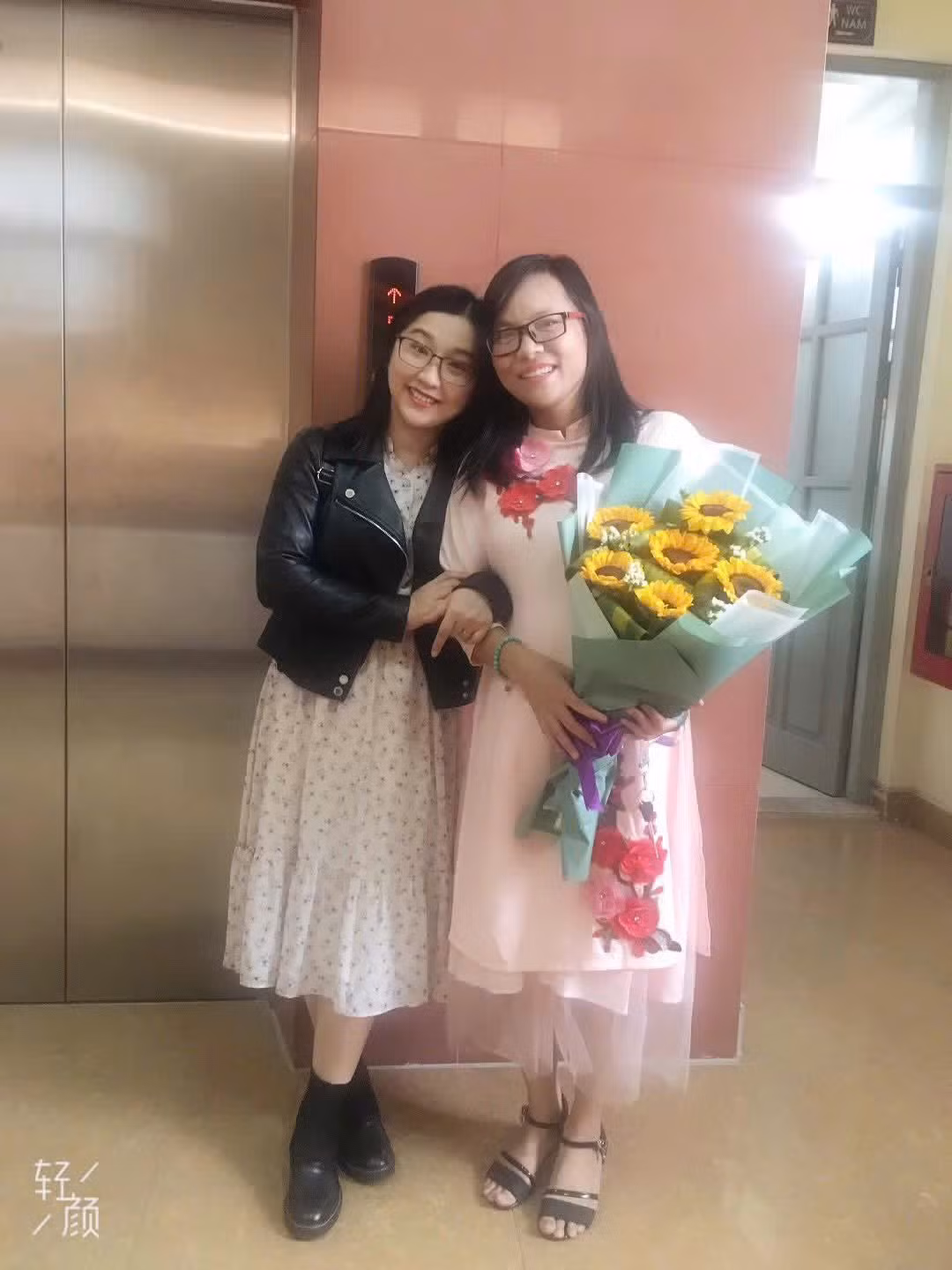 Huang Xiao Long (à gauche) et sa professeure vietnamienne, Nguyen Thi Phuong Thuy. Photo : thoidai.com.vn