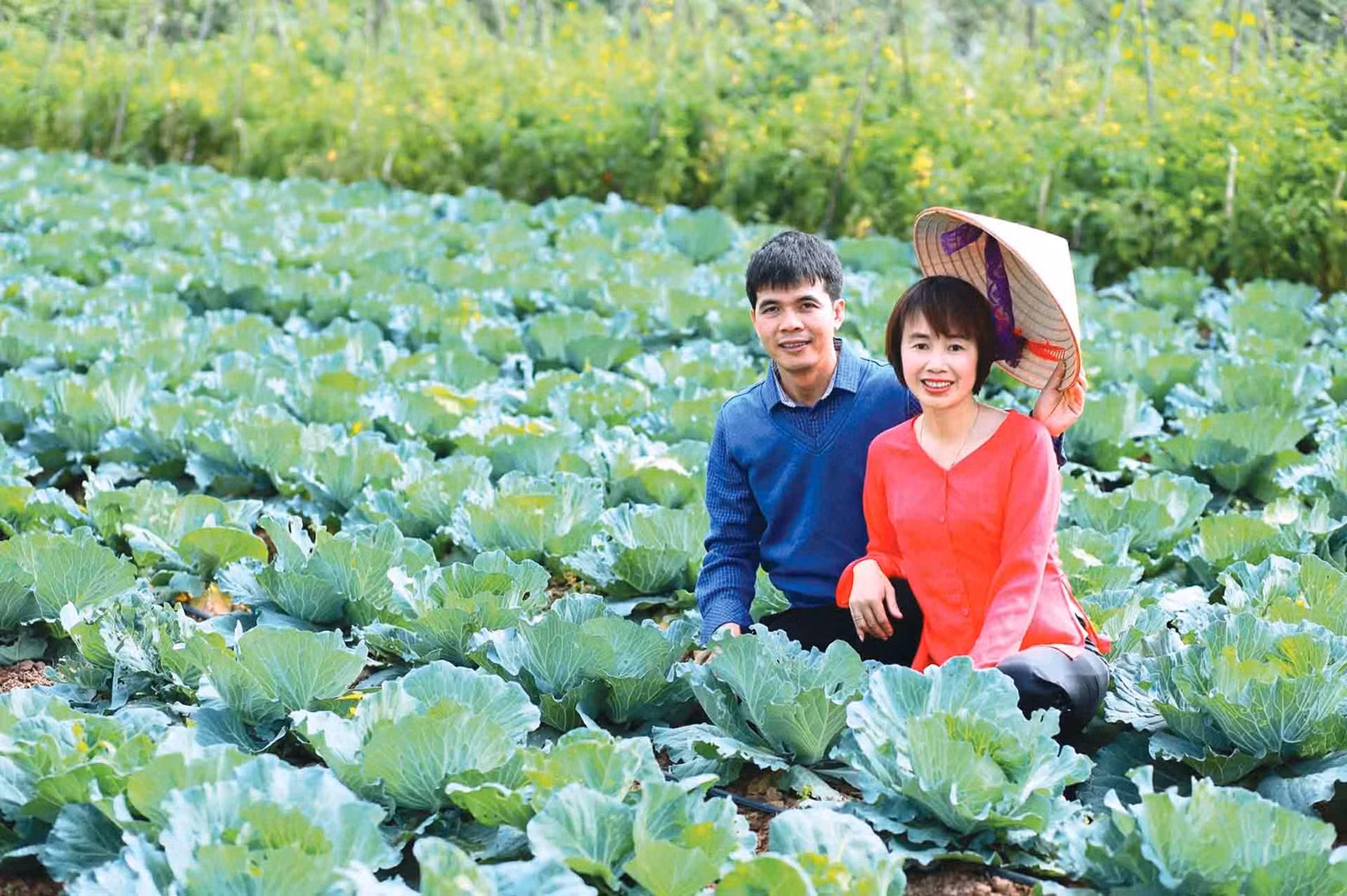 Nguyên Duc Chinh et sa femme dans leur ferme GenXanh. Photo : baoquocte.vn