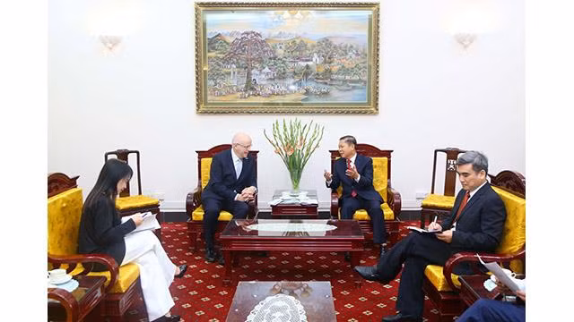 Le vice-ministre Lê Tân Dung a reçu le 26 octobre à Hanoi l’ambassadeur de la République de Finlande au Vietnam, Keijo Norvanto. Photo : molisa.gov.vn