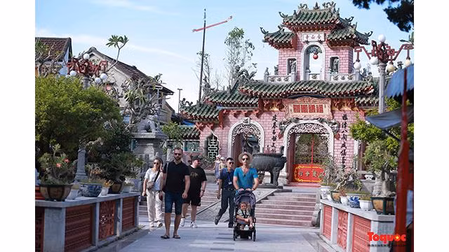 Le nombre de visiteurs internationaux a été estimé à 411 000, en augmentation de 26 fois par rapport à la même période l'an dernier. Photo : Journal Tôquôc. Le nombre de visiteurs internationaux a été estimé à 411 000, en augmentation de 26 fois par rapport à la même période l'an dernier. Photo : Journal Tôquôc.